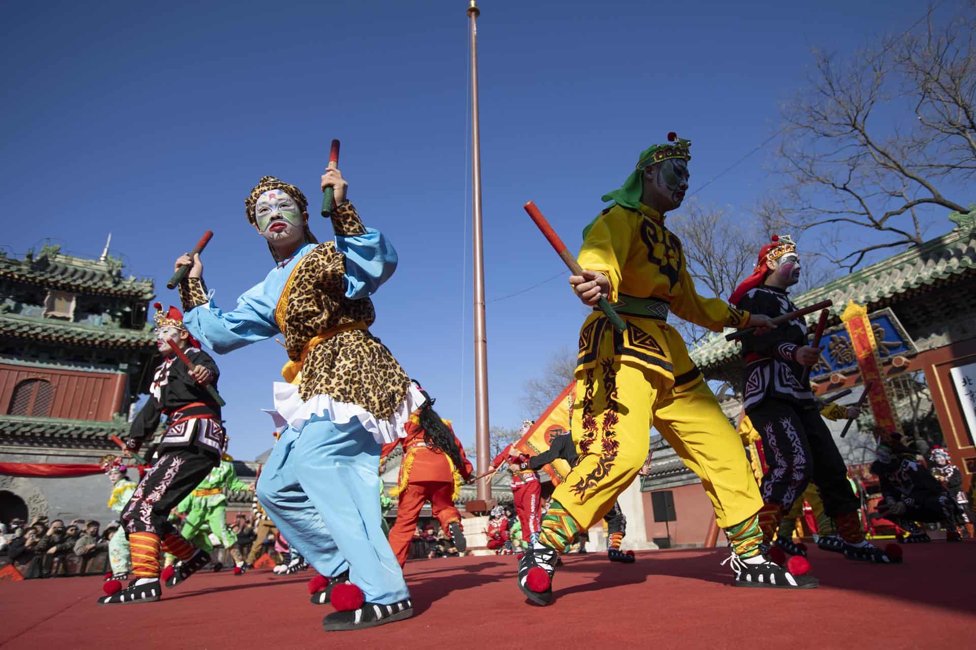 Los artistas bailan en el escenario del Templo Dongyue el d&iacute;a del A&ntilde;o Nuevo Lunar chino en Beijing, China, el 17 de febrero de 2026.