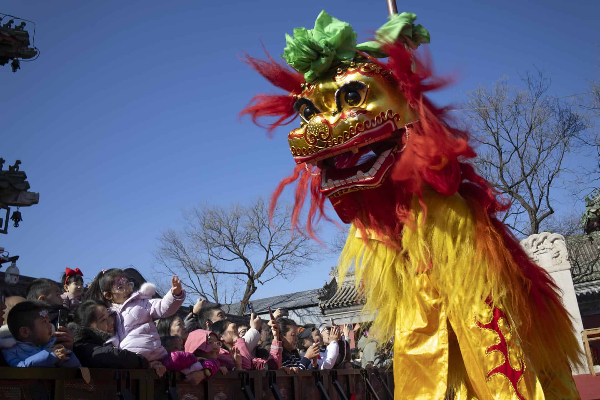 Los asistentes observan a los artistas que participan en una danza del le&oacute;n en el Templo Dongyue el d&iacute;a del A&ntilde;o Nuevo Lunar chino en Beijing, China, el 17 de febrero de 2026.