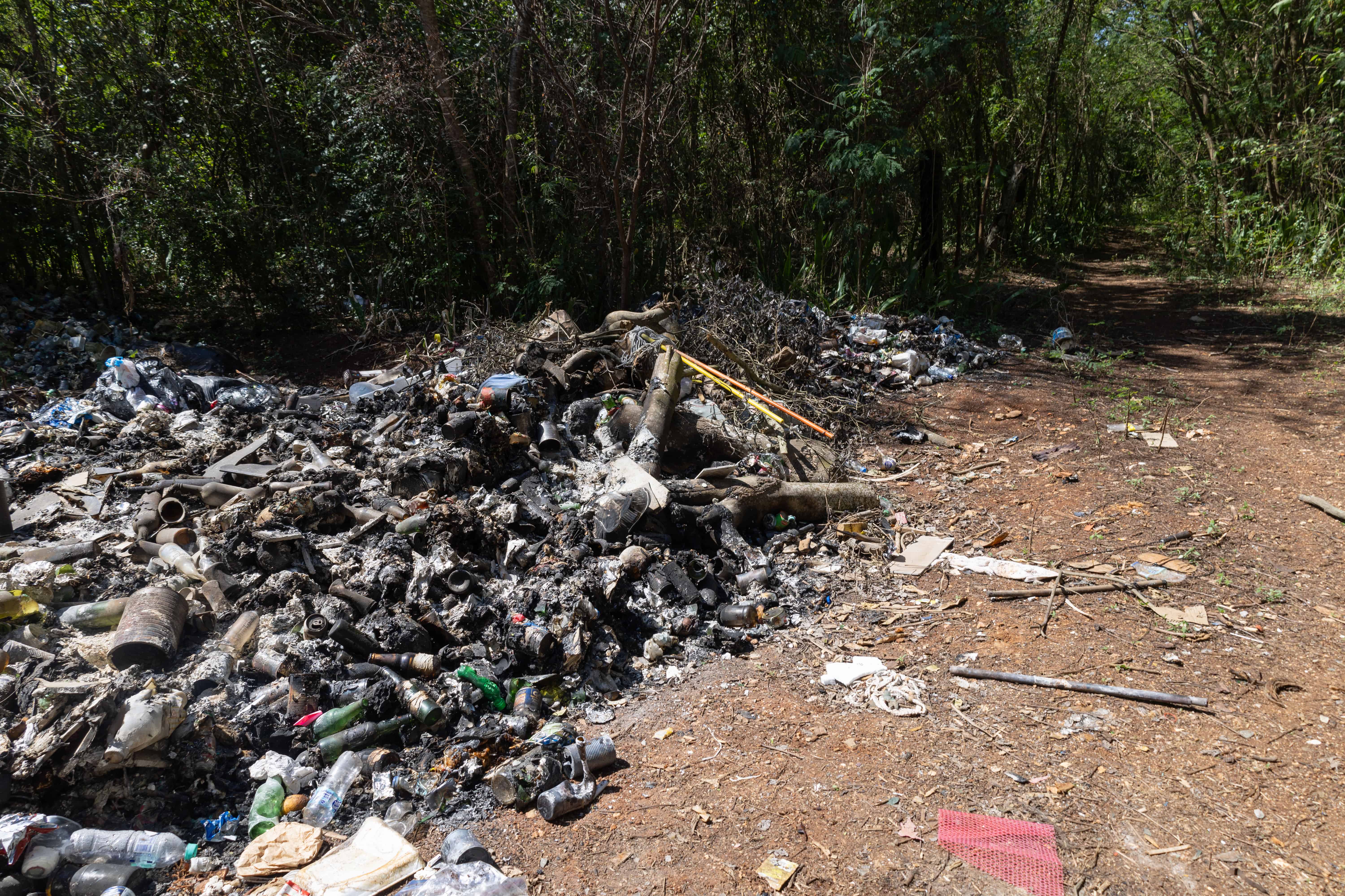 Uno de los improvisados botaderos de basura en propiedad privada. 