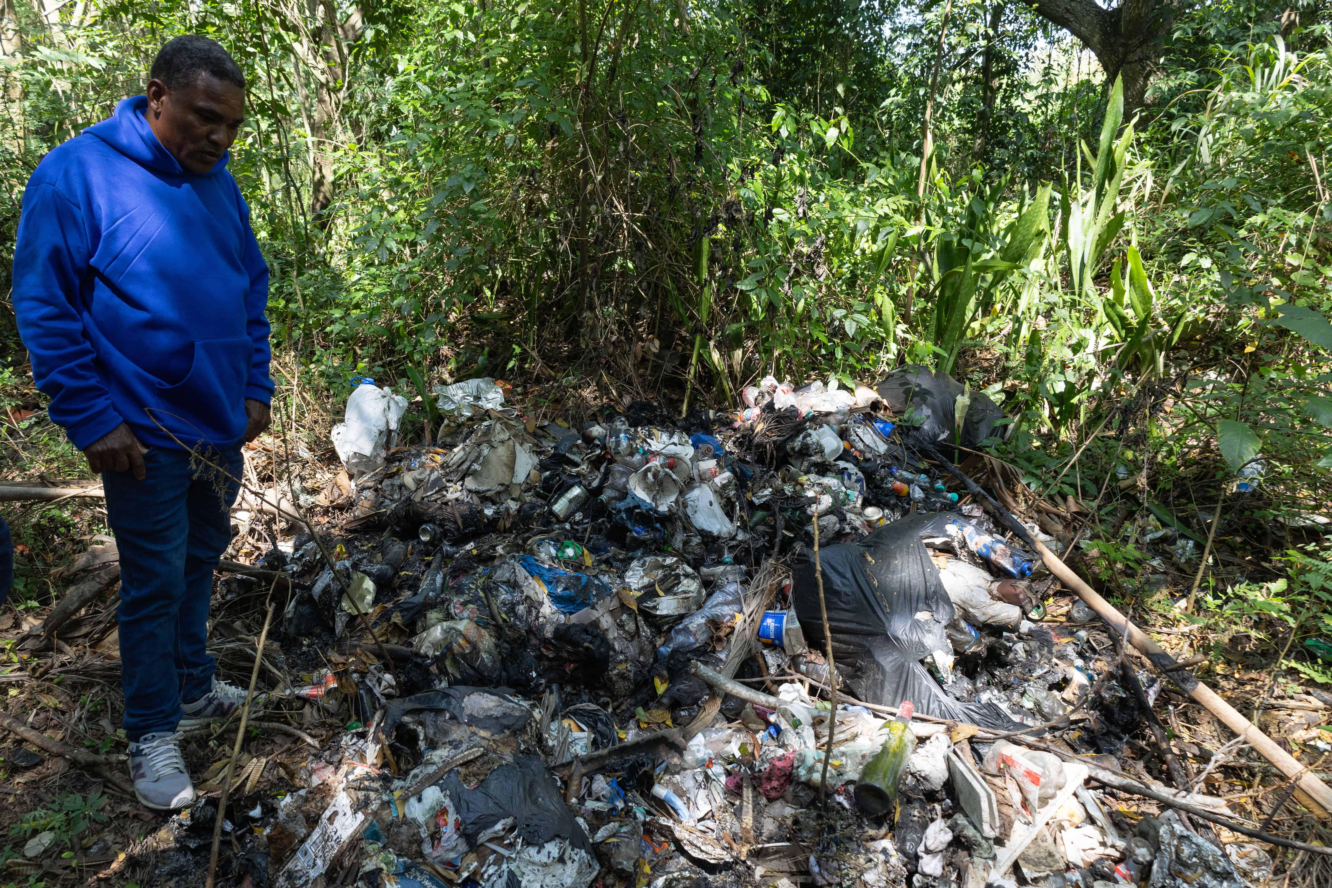 Marcos de la Cruz, director de Aseo Urbano de la Alcald&iacute;a de Guayacanes, visit&oacute; algunos de los botaderos improvisados.  
