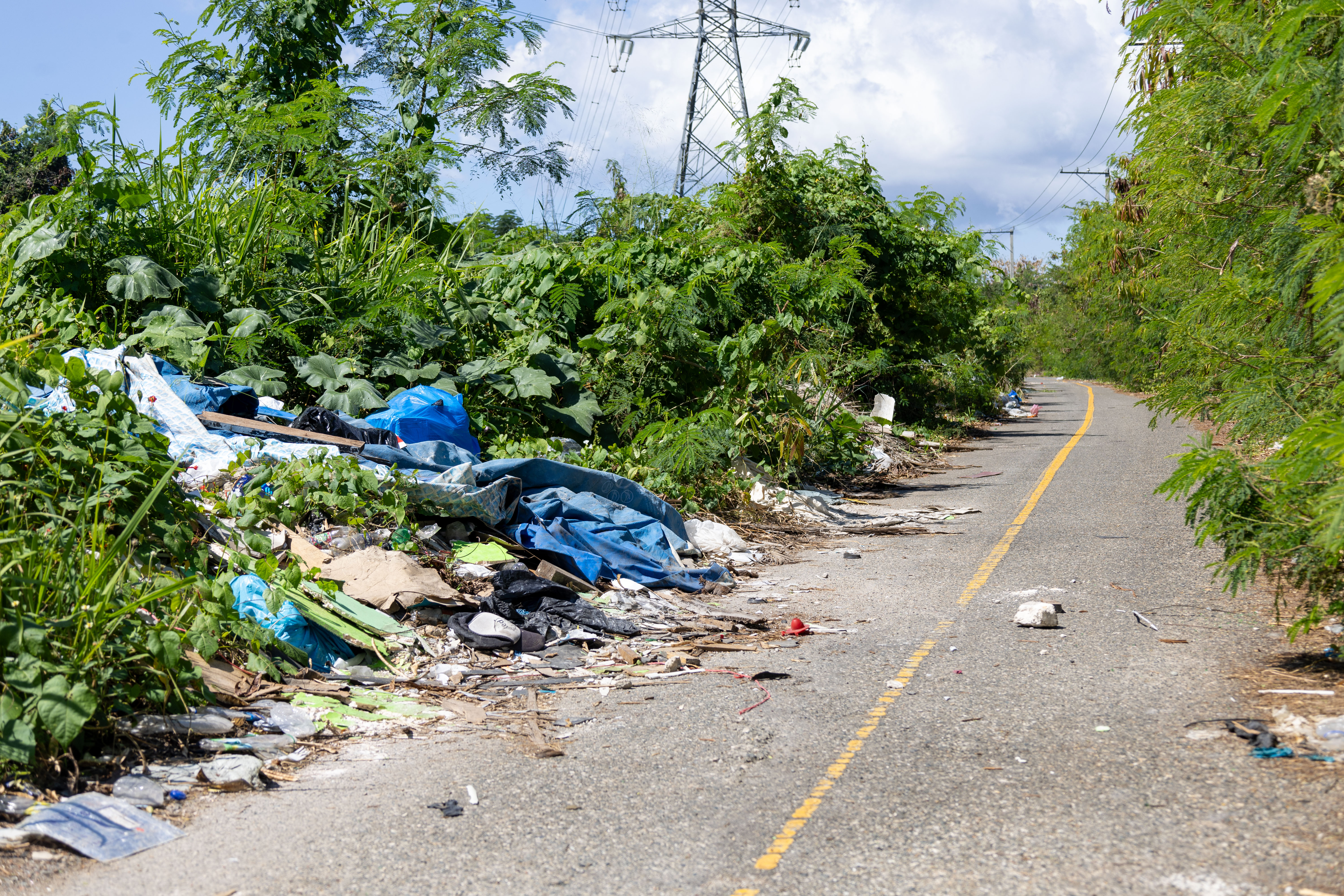 La basura la depositan tambi&eacute;n en las v&iacute;as marginales.