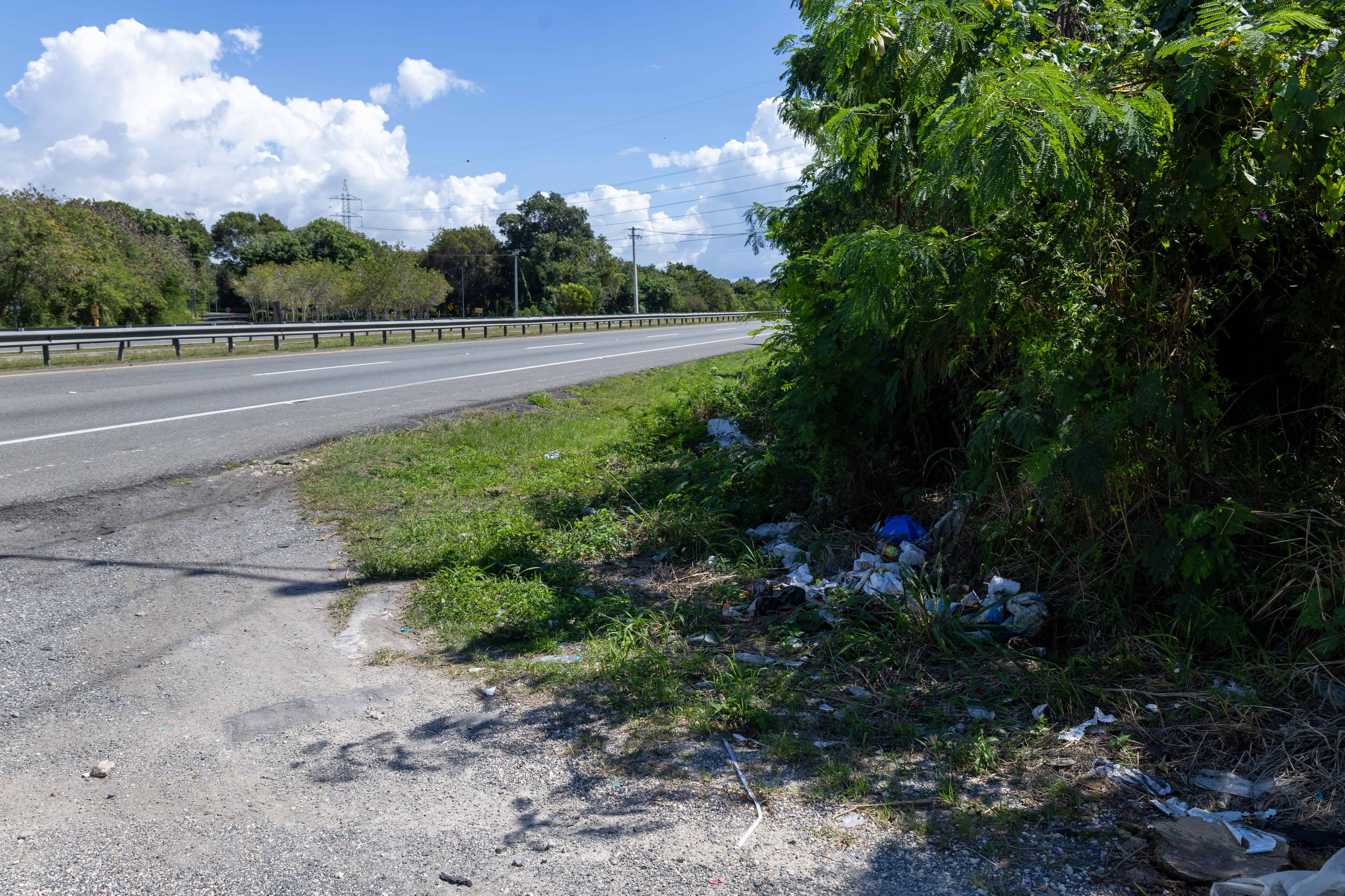 En la Autov&iacute;a del Este hay improvisados vertederos en ambos lados en algunos tramos.