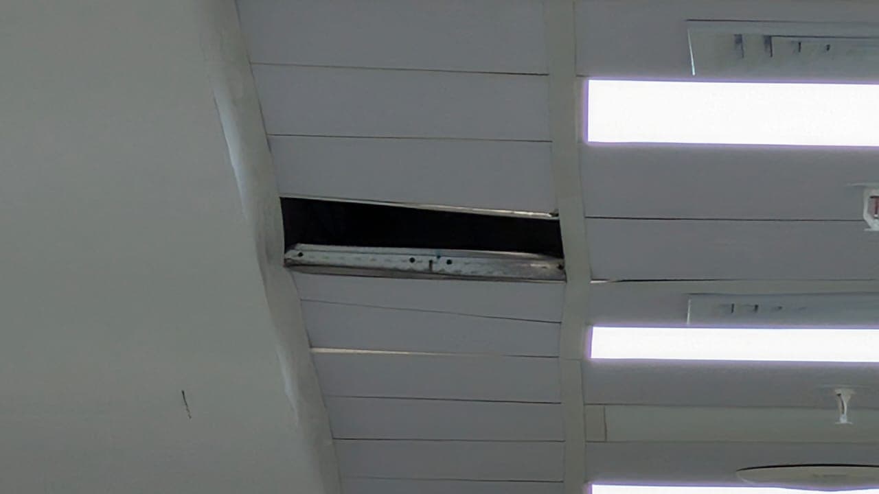 Parte de un plaf&oacute;n da&ntilde;ado quitado.