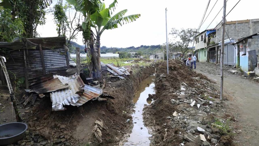 Moradores denuncian peligro por zanja sin concluir en el municipio Rancho Arriba