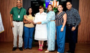 Ana Mercy Ot&aacute;&ntilde;ez pone en circulaci&oacute;n en Cotu&iacute; su libro "Una luz que nunca se apaga