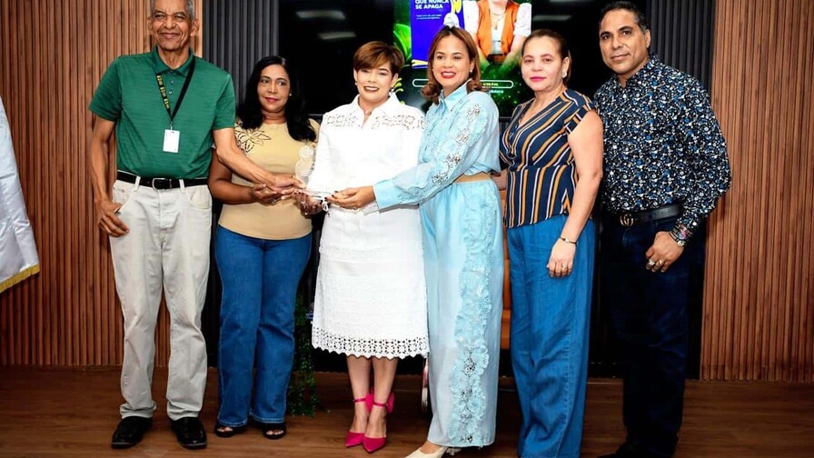 Ana Mercy Ot&aacute;&ntilde;ez pone en circulaci&oacute;n en Cotu&iacute; su libro "Una luz que nunca se apaga