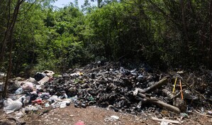 Lanzan basura en terrenos privados en las orillas de la Autov&iacute;a del Este