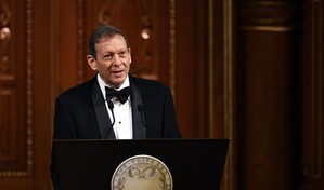 El magnate Pritzker se retira como presidente de hoteles Hyatt por v&iacute;nculos con Epstein