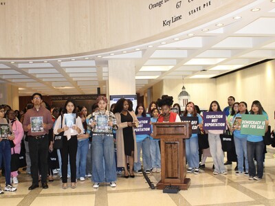 Jóvenes luchan contra leyes de Florida como líder antimigrantes