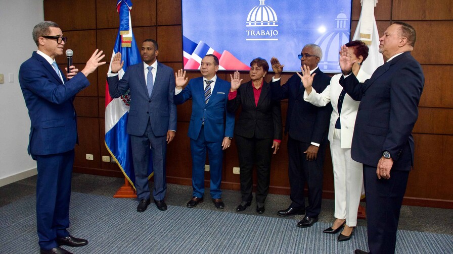 Eddy Olivares juramenta a seis nuevos viceministros en Trabajo