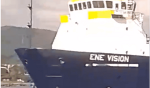 Sacan barco carguero que estaba encallado en la bah&iacute;a de Luper&oacute;n