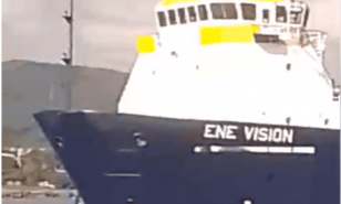 Sacan barco carguero que estaba encallado en la bah&iacute;a de Luper&oacute;n