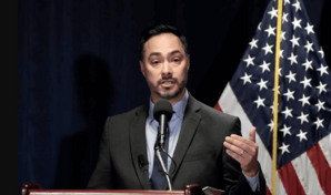 Un beb&eacute; de meses, detenido en un centro para migrantes en Texas, es trasladado un hospital