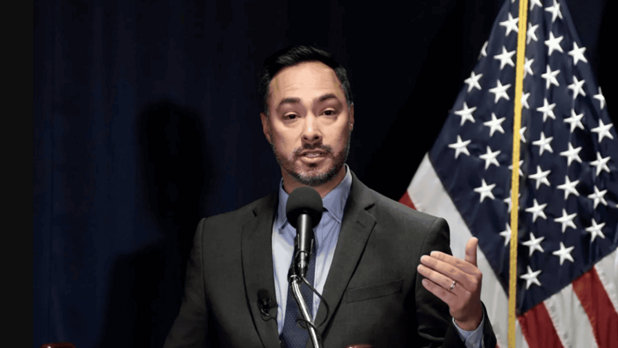 Un bebé de meses, detenido en un centro para migrantes en Texas, es trasladado un hospital Un bebé de meses, detenido en un centro para migrantes en Texas, es trasladado un hospital