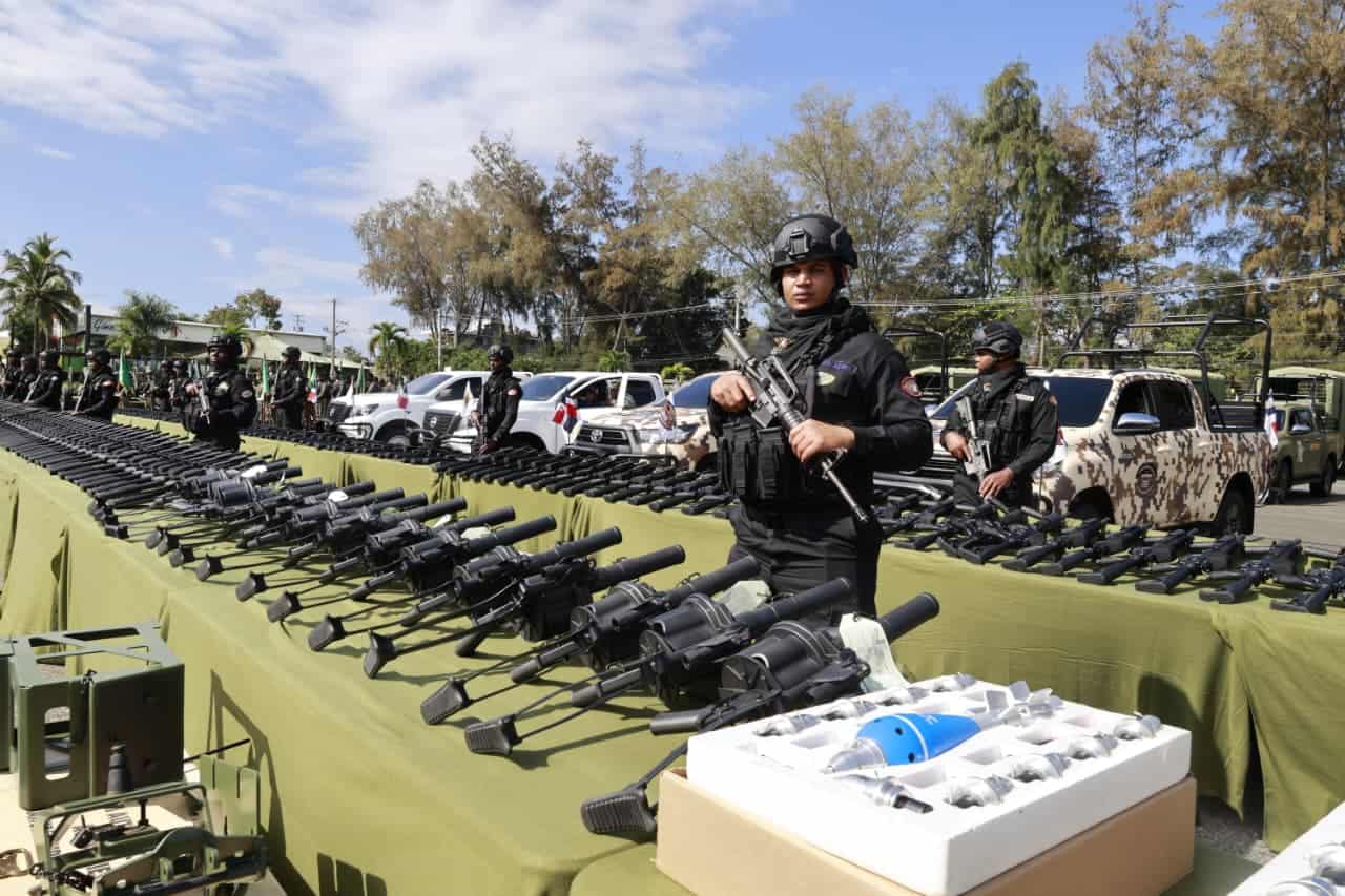 El Gobierno entregó armamento militar y nuevos equipos destinados a las Fuerzas Armadas.