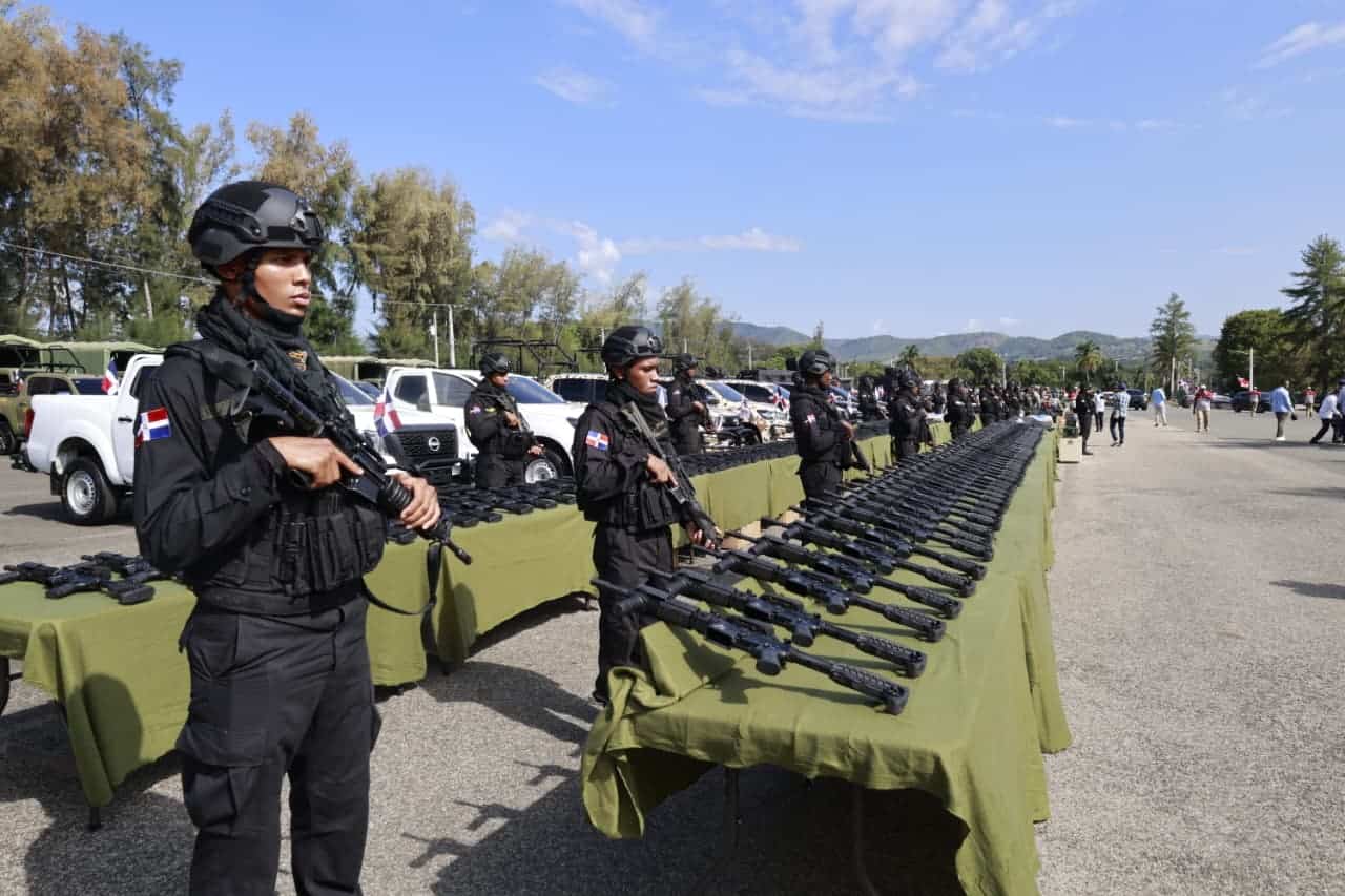 El Gobierno entregó armamento militar y nuevos equipos destinados a las Fuerzas Armadas.