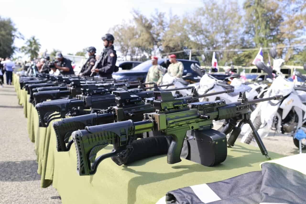 El Gobierno entregó armamento militar y nuevos equipos destinados a las Fuerzas Armadas.