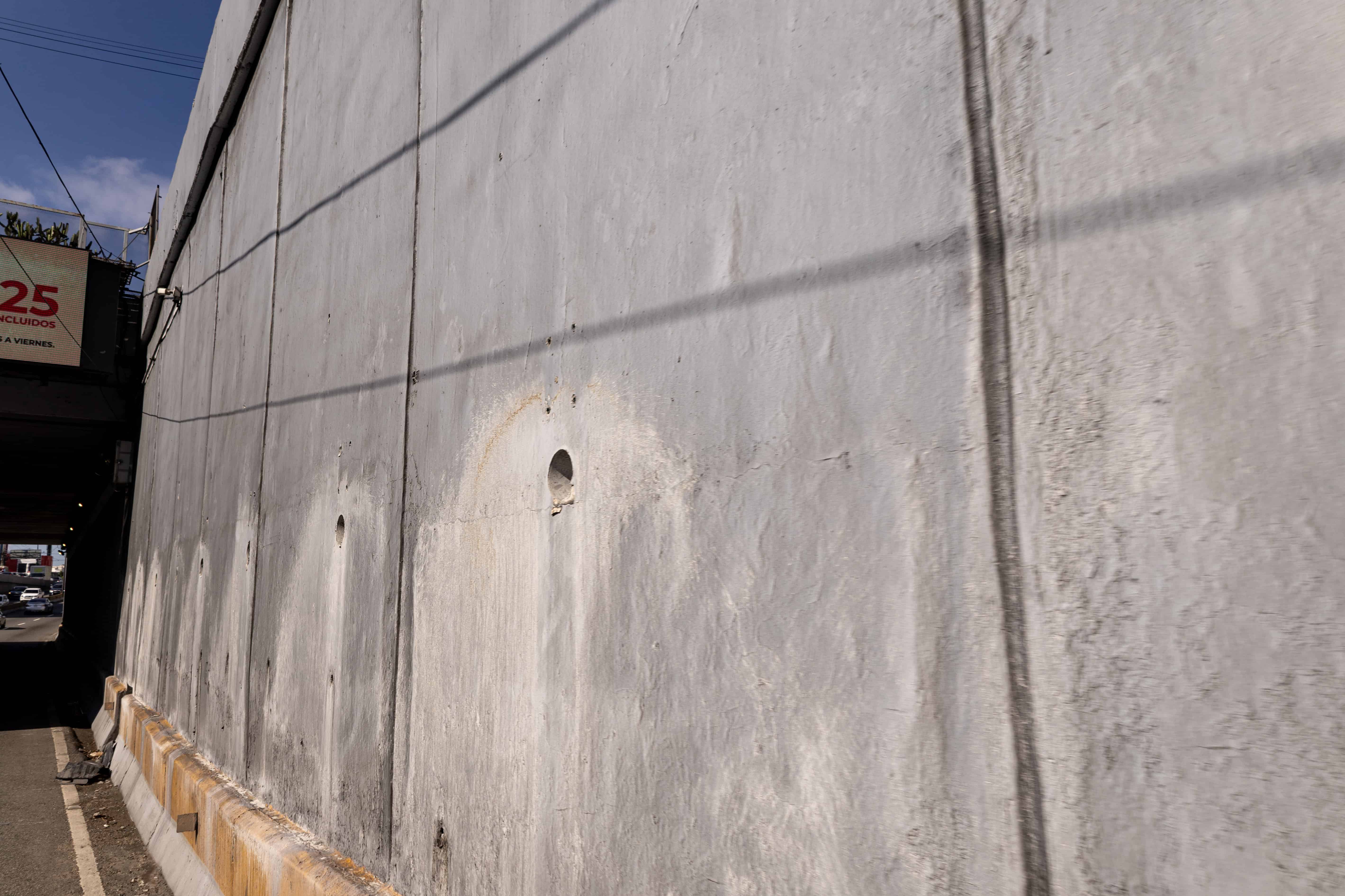 Los muros son perforados para quitarles presión en caso de escorrentías.