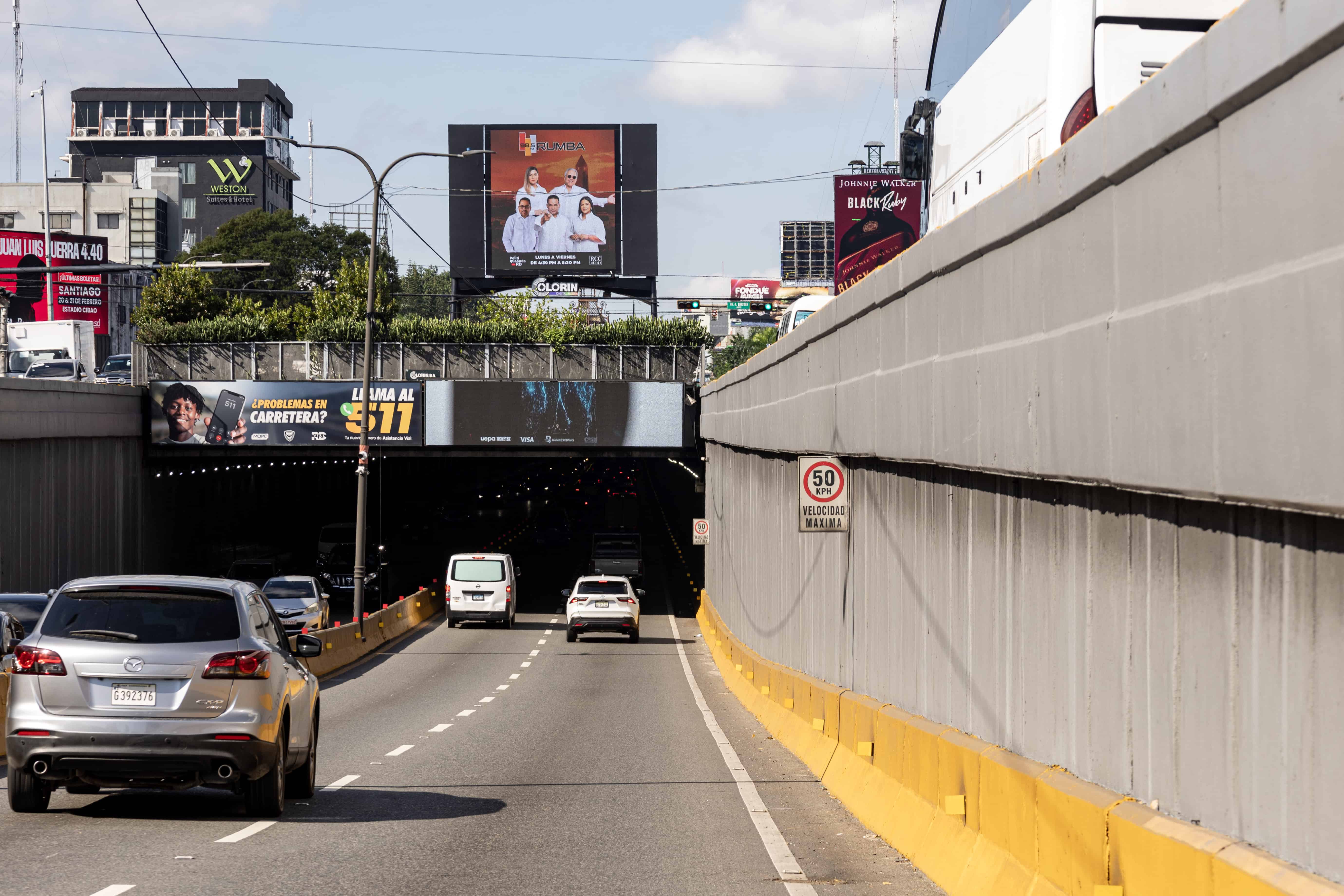 Después de la tragedia del 18 de noviembre de 2023 las autoridades reforzaron  el paso a desnivel de la 27 de Febrero con Máximo Gómez.