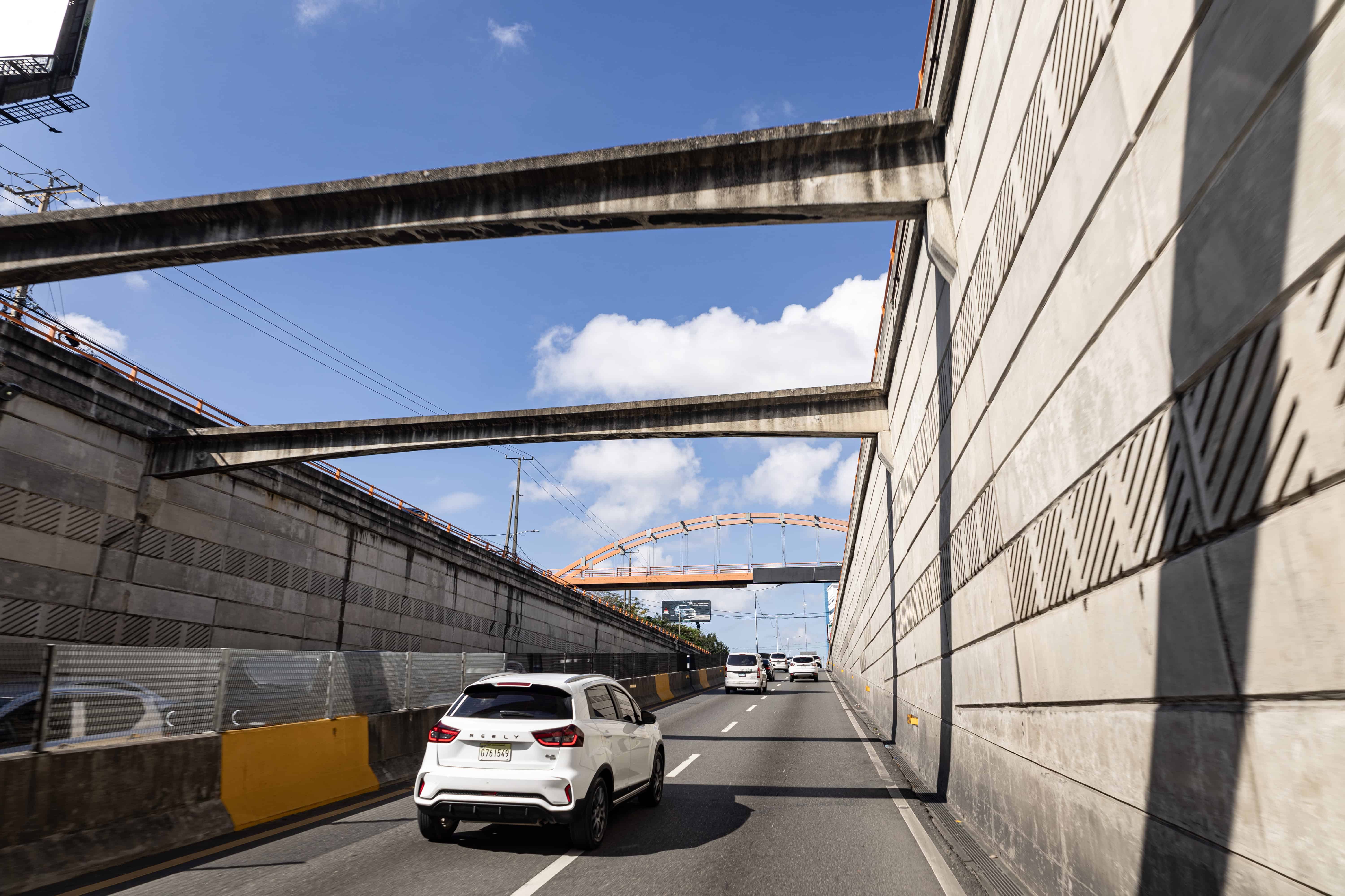 Paso a desnivel construido en la 27 de Febrero con Carmen de Mendoza. Estos tienen su reforzamiento.  