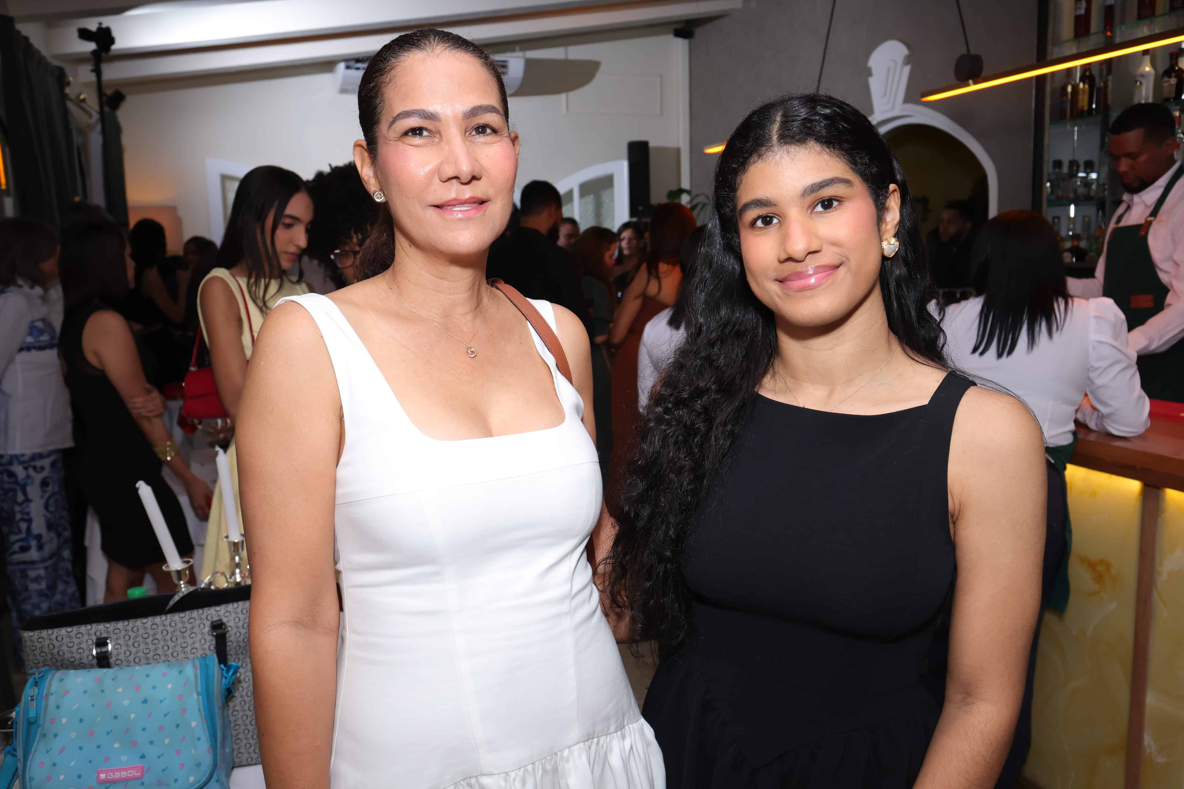 Alexandra Vidal y Camila Suarez.