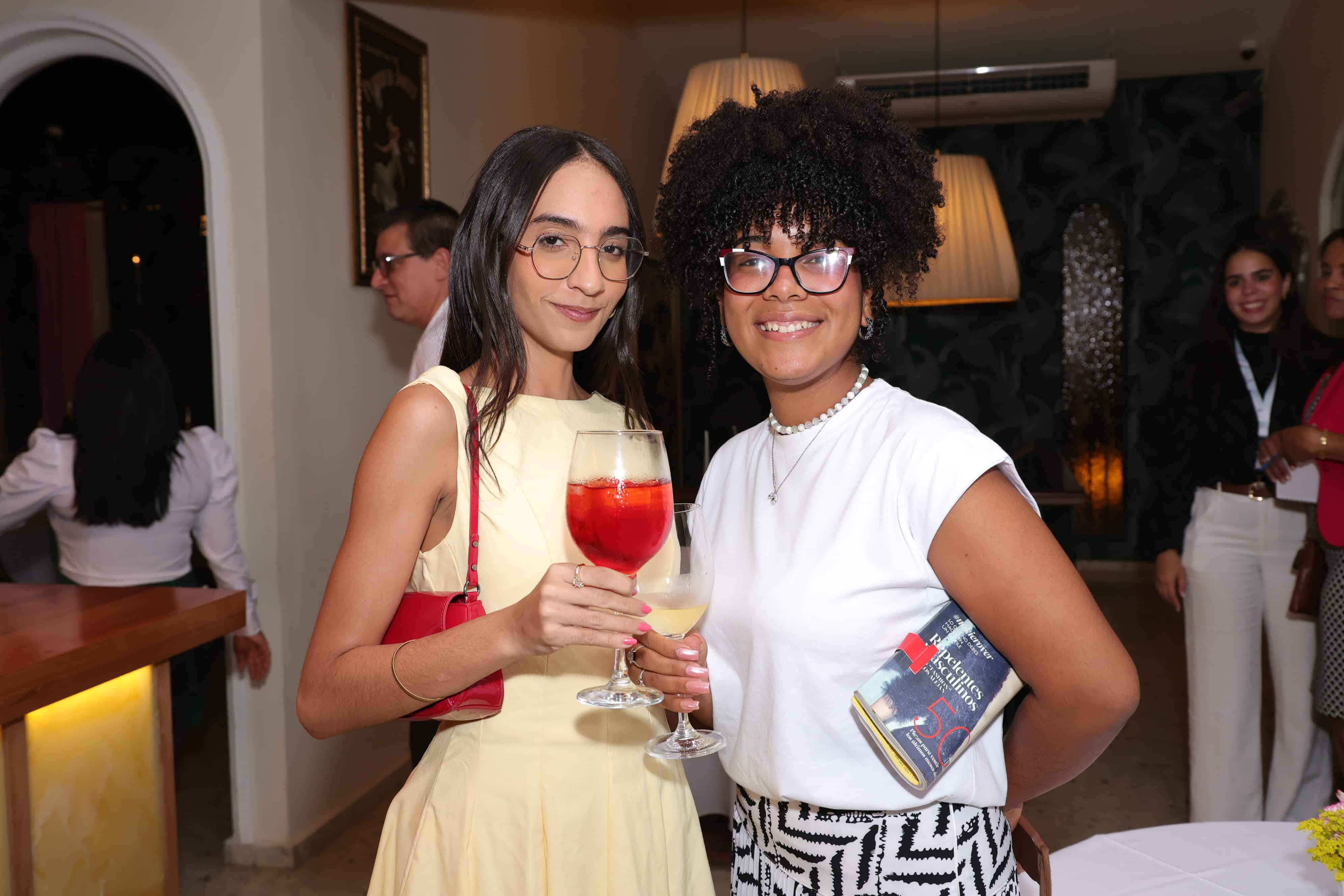 Ashley Galvez  y Citlally Hernández.