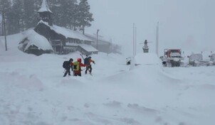 Diez esquiadores est&aacute;n desaparecidos tras avalancha en California