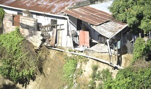 Residentes en localidad de Santiago alertan sobre el riesgo de colapso de sus viviendas