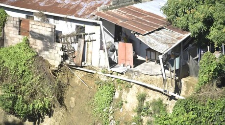 Residentes en localidad de Santiago alertan sobre el riesgo de colapso de sus viviendas