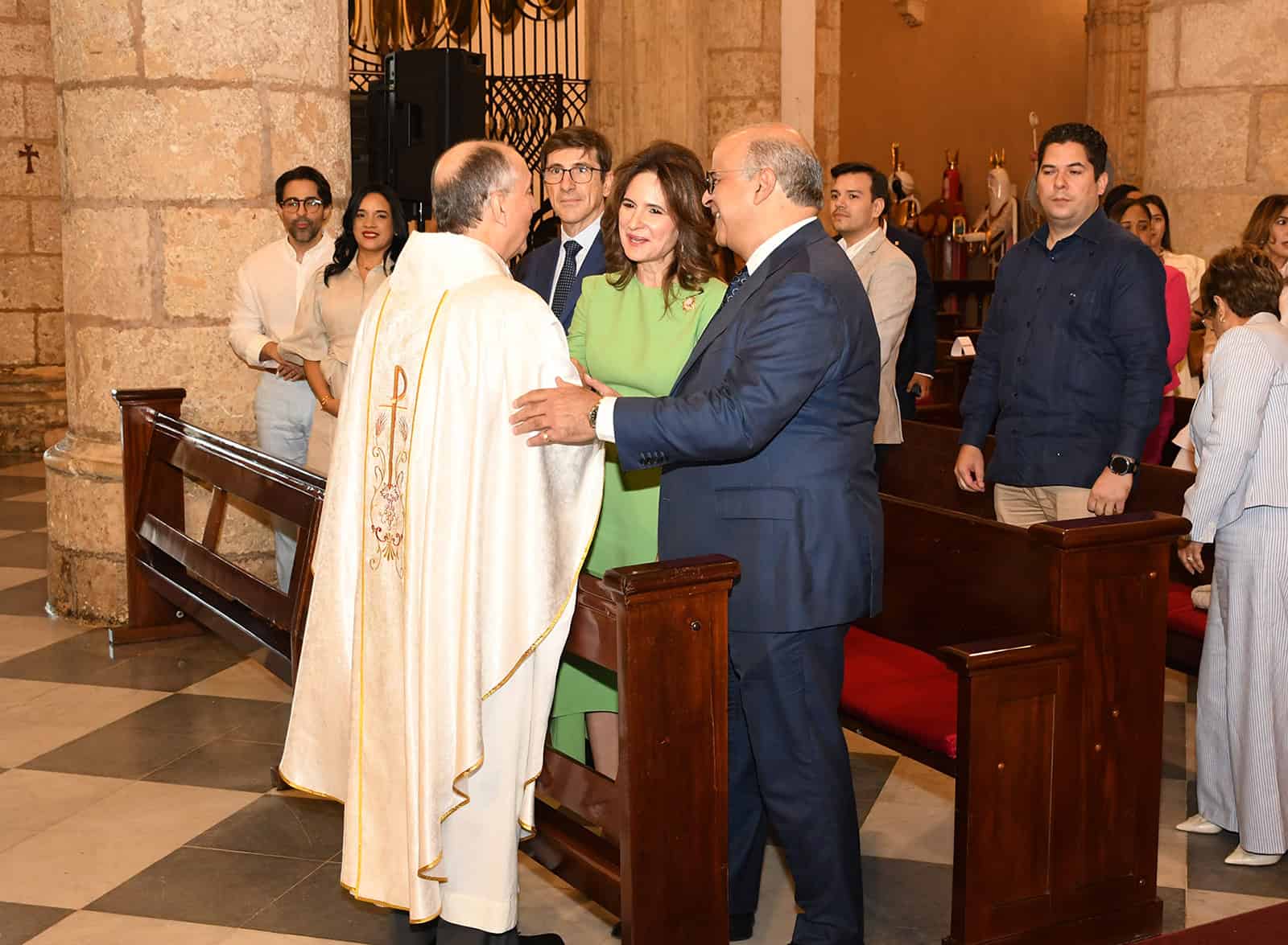 Padre Geraldo Ram&iacute;rez Paniagua, saluda a H&eacute;ctor Rizek Sued y Bethania Guerreo de Rizek, entre otros.