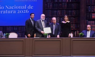 Pedro Verg&eacute;s recibe la m&aacute;s alta distinci&oacute;n de las letras con el Premio Nacional de Literatura 2026