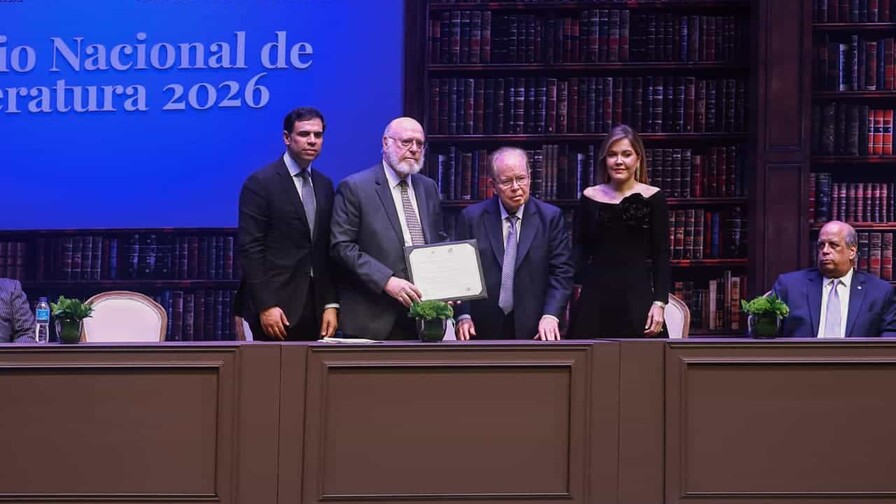 Pedro Vergés recibe la más alta distinción de las letras con el Premio Nacional de Literatura 2026 Pedro Vergés recibe la más alta distinción de las letras con el Premio Nacional de Literatura 2026