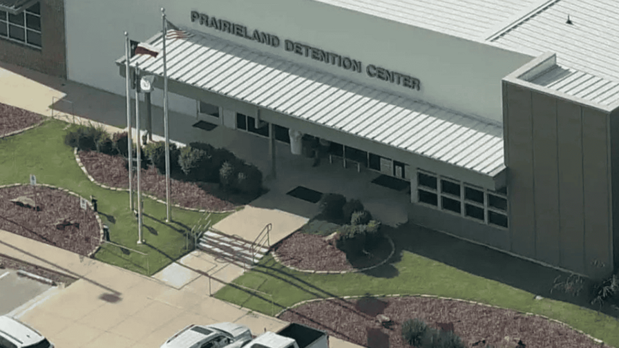 Juez de Texas declara nulo el juicio por caso de ataque a centro de detención de ICE Juez de Texas declara nulo el juicio por caso de ataque a centro de detención de ICE