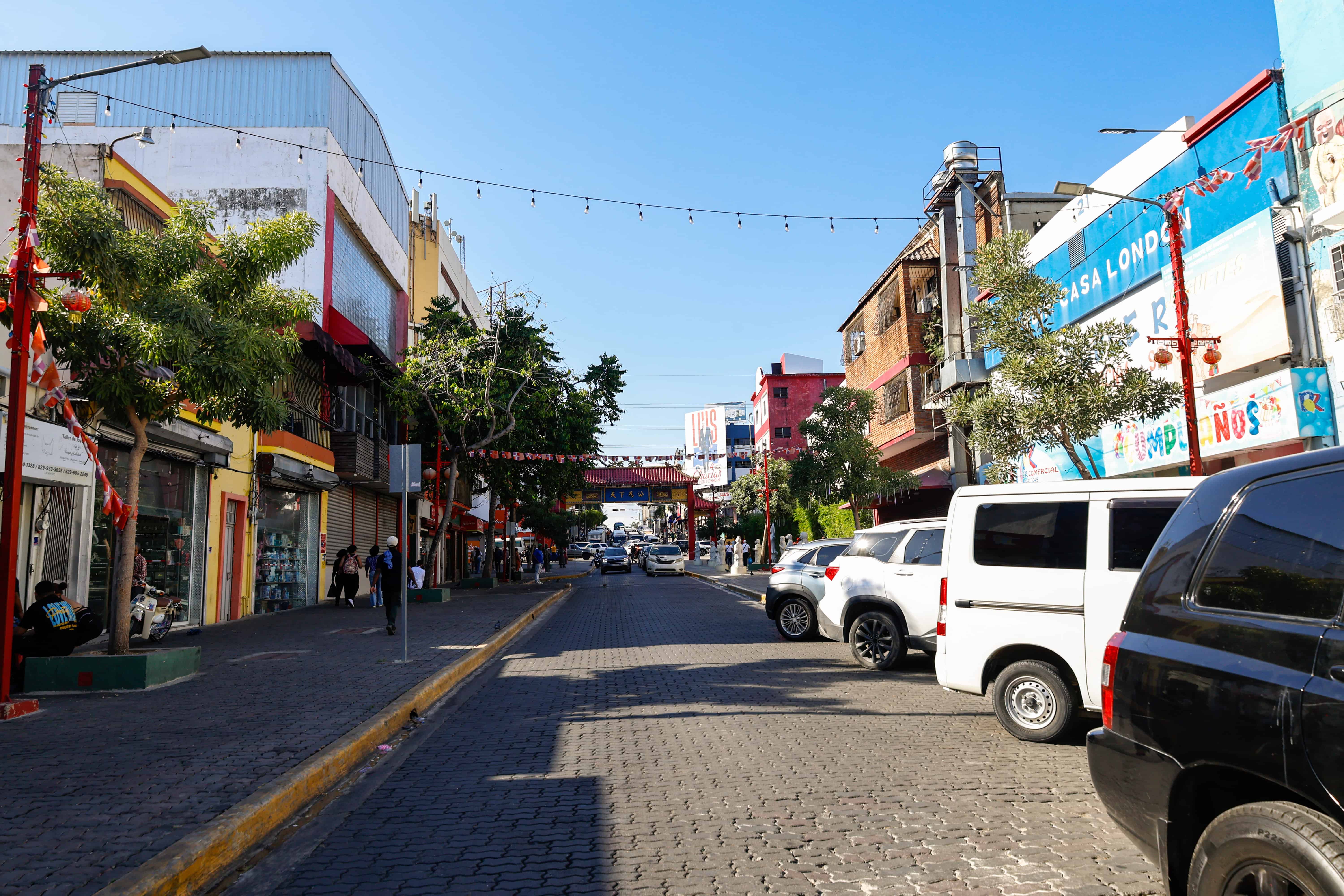 Duarte Avenue and its intersection with Benito González today. 