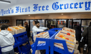 Filas y reclamos marcan jornada en supermercado gratuito de Nueva York