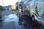 Conductor sufre quemaduras durante incendio de autob&uacute;s en La Altagracia
