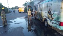 Conductor sufre quemaduras durante incendio de autob&uacute;s en La Altagracia