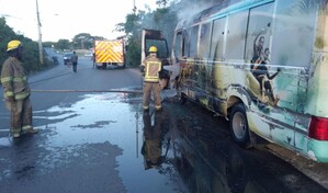 Conductor sufre quemaduras durante incendio de autob&uacute;s en La Altagracia