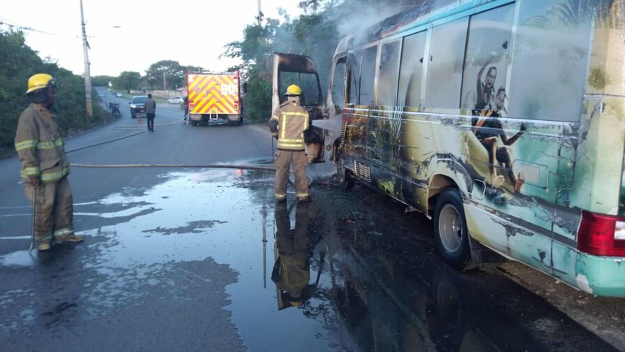 Conductor sufre quemaduras durante incendio de autobús en La Altagracia Conductor sufre quemaduras durante incendio de autobús en La Altagracia