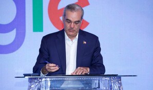 Abinader firma el decreto que declara de inter&eacute;s nacional la construcci&oacute;n de puertos digitales