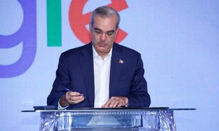 Abinader firma el decreto que declara de inter&eacute;s nacional la construcci&oacute;n de puertos digitales