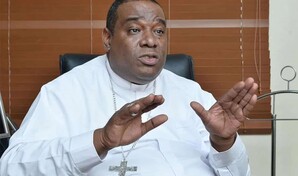 Monse&ntilde;or Castro Marte solicita asfaltar el Bulevar Tur&iacute;stico; advierte de constantes tapones