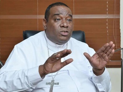 Obispo de La Altagracia usará ahorros de vejez para construir aulas