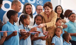 El Gobierno entrega una escuela y un Caipi en Azua