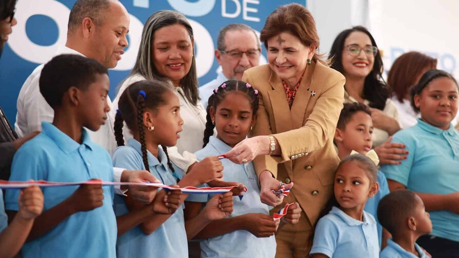 El Gobierno entrega una escuela y un Caipi en Azua