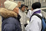 Inmigrantes reciben cruz de ceniza en la sede del ICE de Nueva York por inicio de Cuaresma