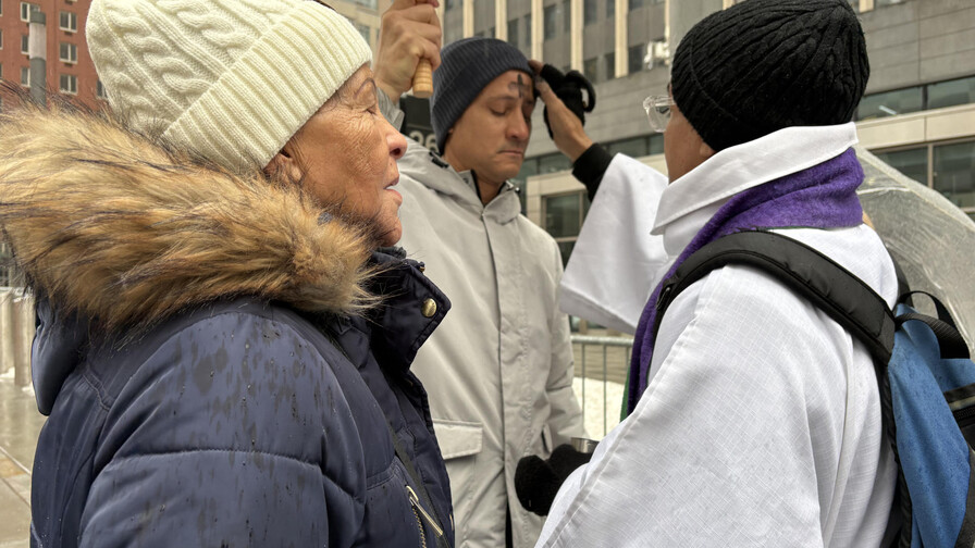 Inmigrantes reciben cruz de ceniza en la sede del ICE de Nueva York por inicio de Cuaresma Inmigrantes reciben cruz de ceniza en la sede del ICE de Nueva York por inicio de Cuaresma