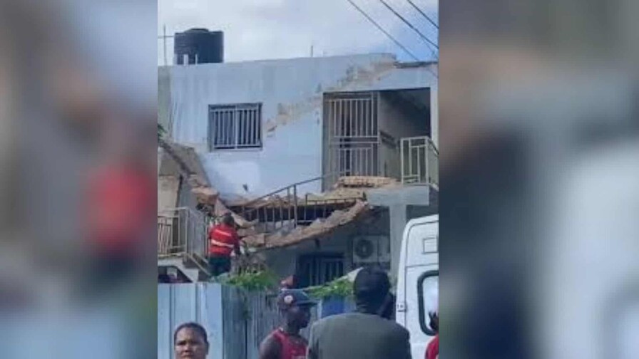 Obrero muere aplastado tras desplome de escalera de concreto en Hig&uuml;ey