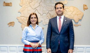 Omar Fern&aacute;ndez recibe a la embajadora de Estados Unidos en RD