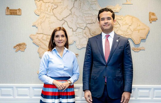 Omar Fern&aacute;ndez recibe a la embajadora de Estados Unidos en RD